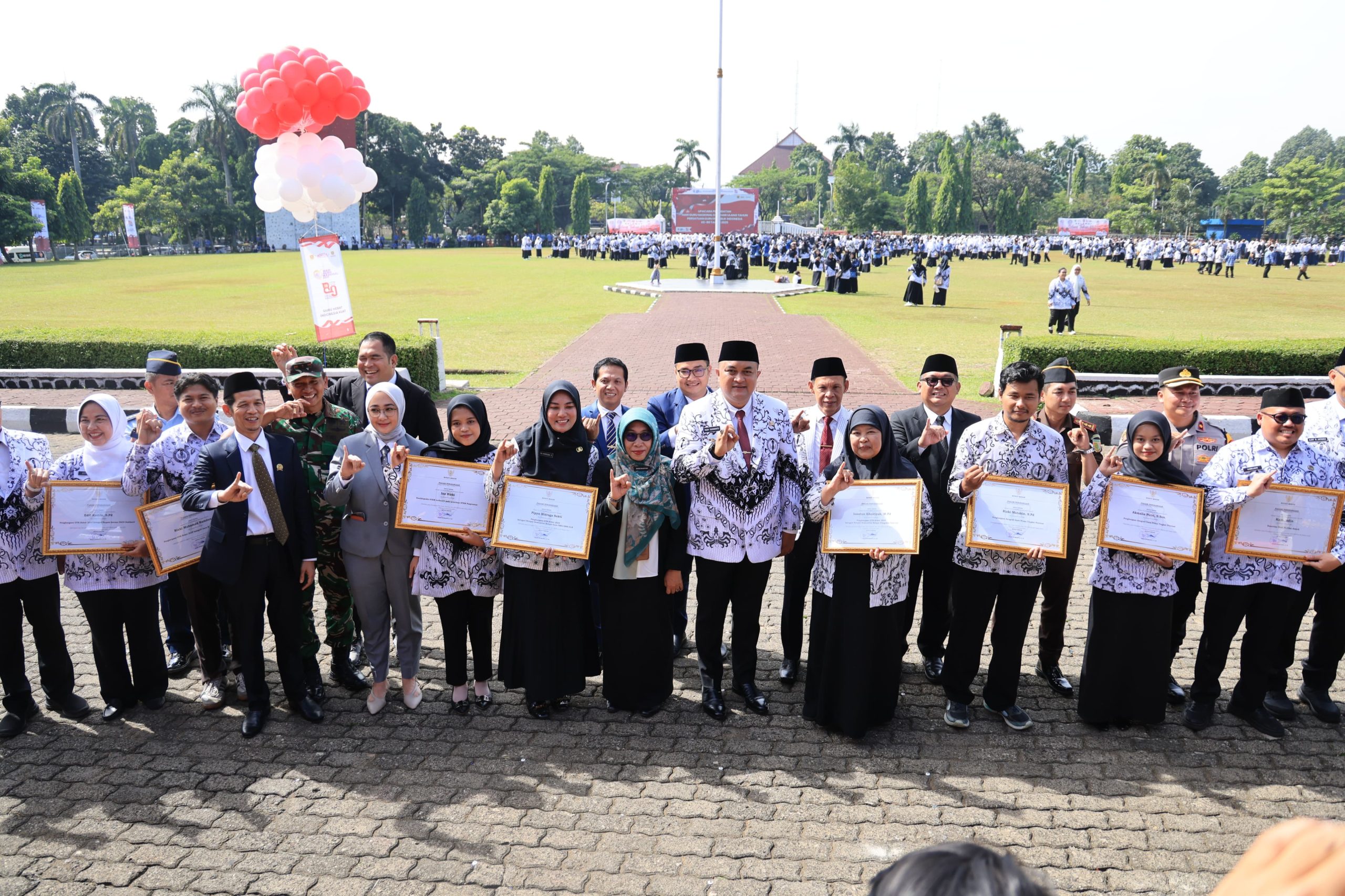 Bupati Bogor Rudy Susmanto Beri Penghargaan Guru di HGN 2025