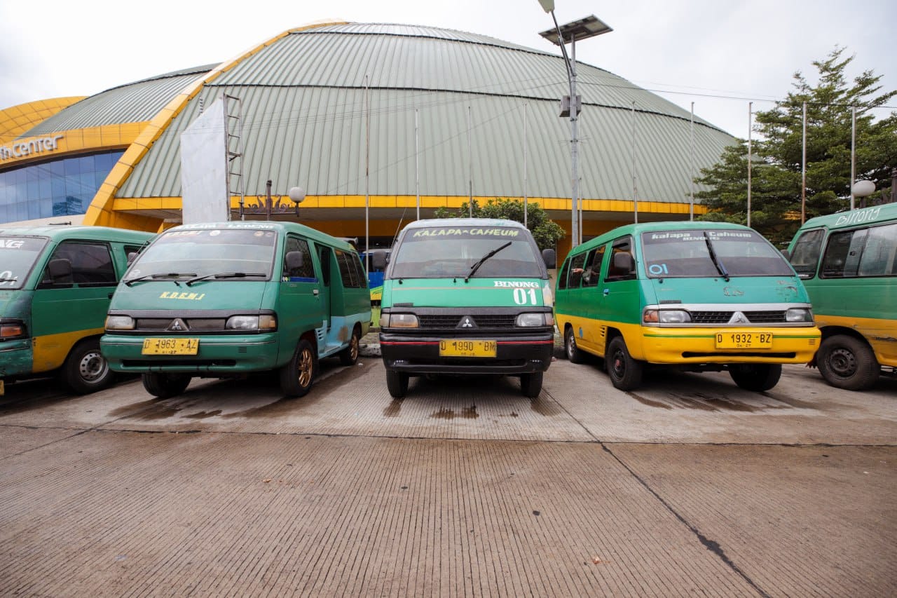 Sopir Angkot Bandung Terima Kompensasi Libur Akhir Tahun.