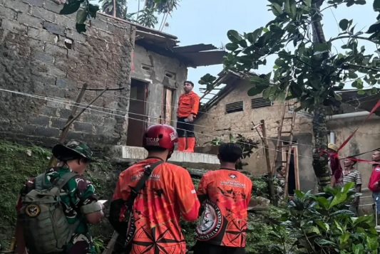 Angin Kencang di Cidahu Robohkan Rumah Warga, Cuaca Ekstrem Masih Mengintai Sukabumi