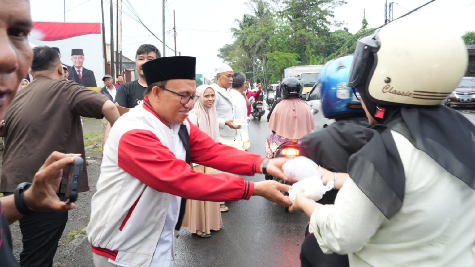 Ketika Anggota DPRD Partai Gerindra Tasikmalaya Turun ke Jalan