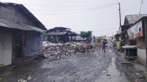 tumpukan-sampah-pasar-cikurubuk-tasikmalaya-wartaloka