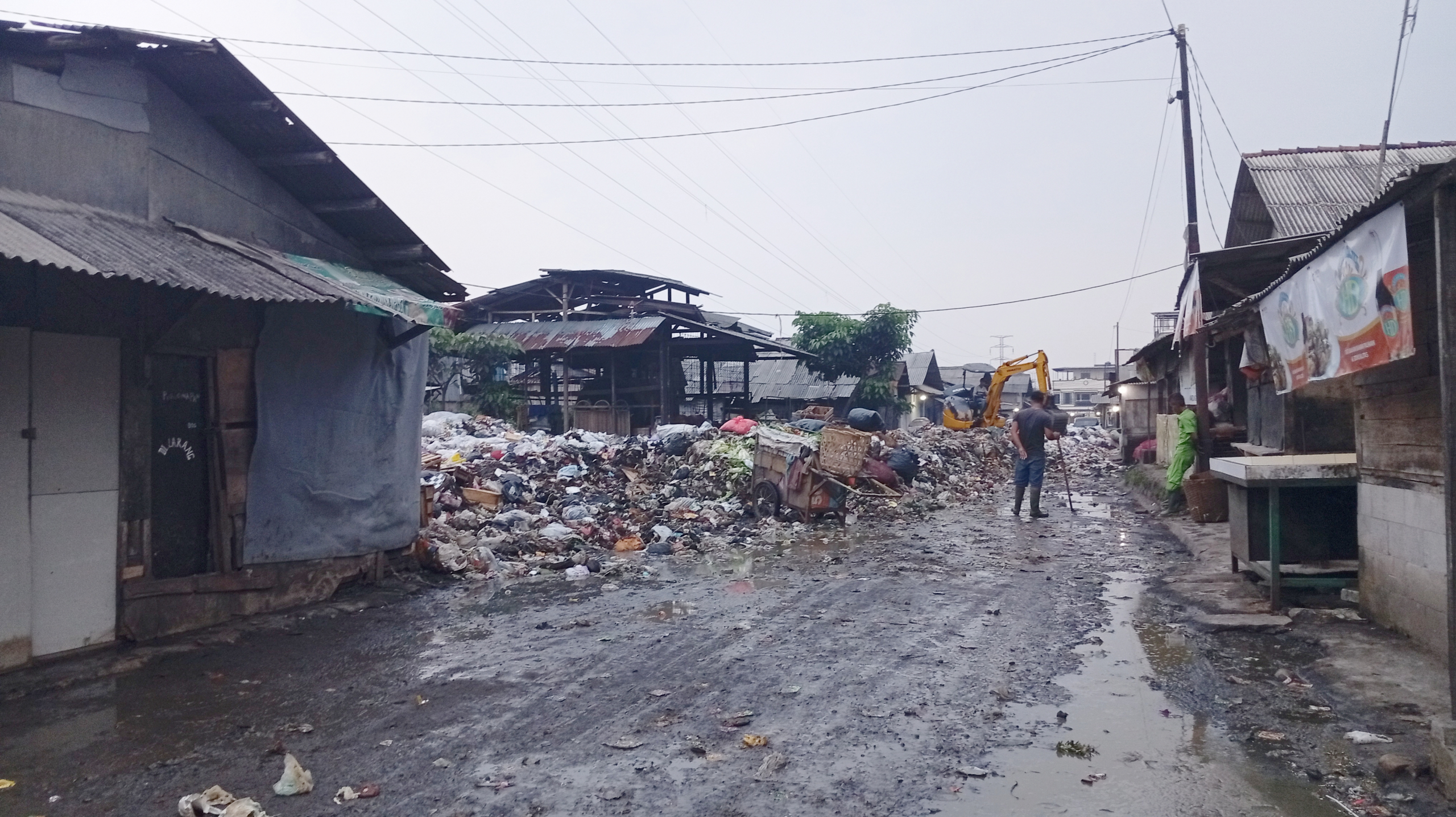 tumpukan-sampah-pasar-cikurubuk-tasikmalaya-wartaloka