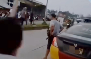 Pria Bawa Samurai Ngamuk di Garut, Dugaan Oknum Polisi
